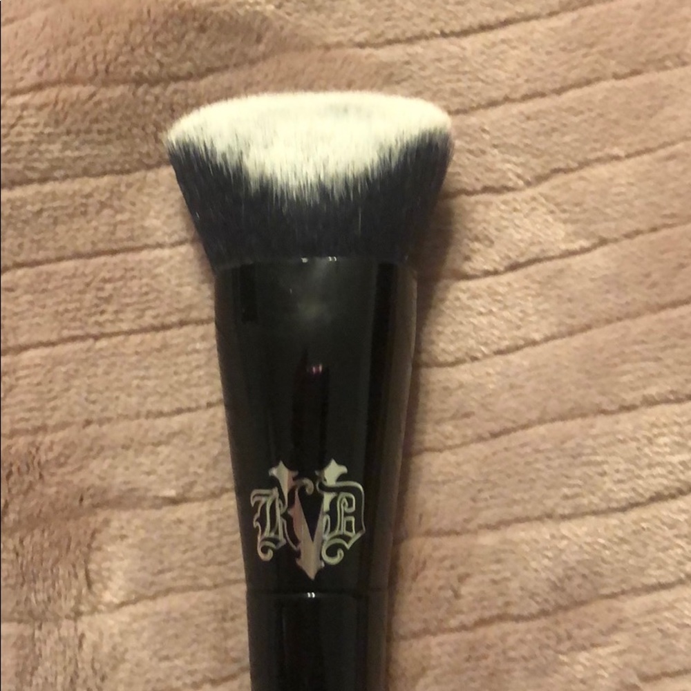 Kat Von D Lock-It Edge Foundation Brush 10 - Picture 2 of 6